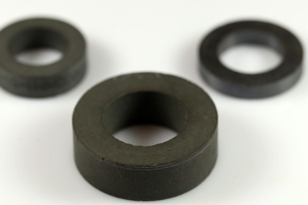 Black ferrite rings, soft magnetic components